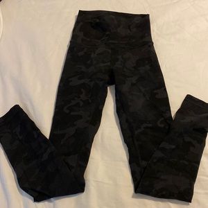 black camo lululemon wunder under leggings